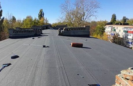 В Сердобске на улице Быкова обновляют крышу многоквартирного дома В Сердобске на улице Быкова обновляют крышу многоквартирного дома